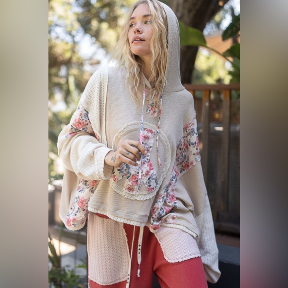 915. POL Pullover Hoodie Women's Oversized Tan Peace Applique Long Sleeve. - Picture 6 of 7